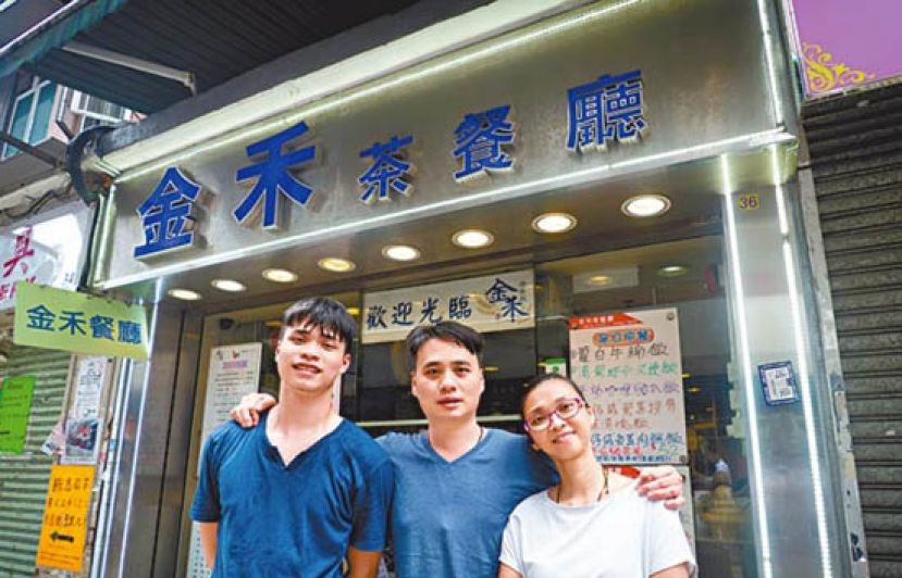 蔡生（中）与细佬不时会有争拗，蔡太则是和事佬。