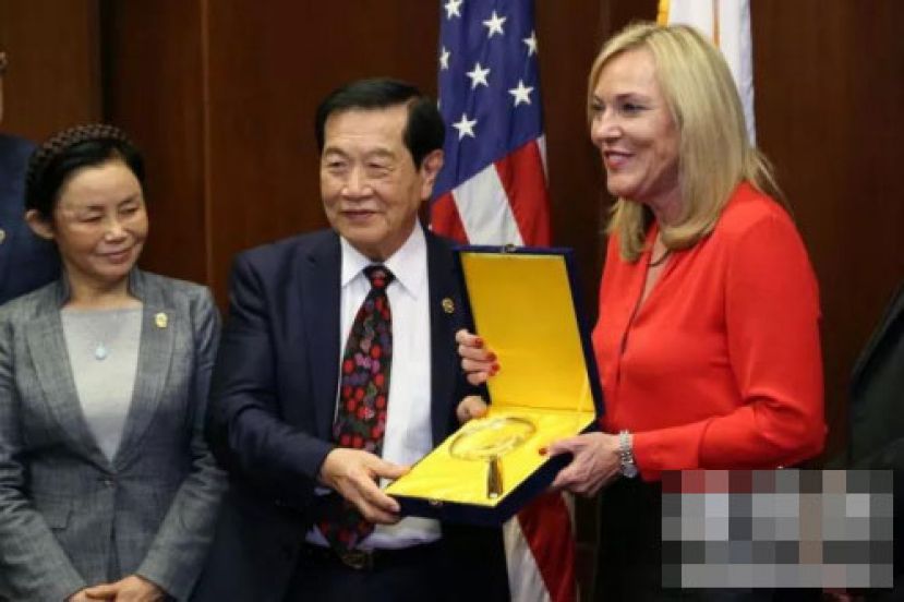 图示：李昌钰回赠他破案用的放大镜给巴格。