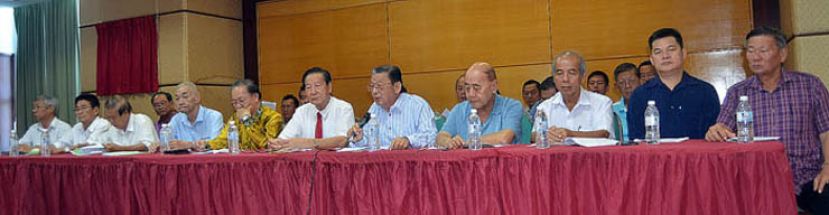 诗巫与加帛省华小董联会年度会员大会， 主席拿督池志平（右六）主持大会。