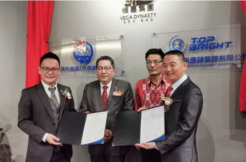 维嘉集团首席执行员符祥威（左1）及灝洋同輝供應鏈管理有限公司總經理邱向前（右1）在签约仪式后于见证人一同合影，古晋南市市长拿督黄鸿圣（左2）和中国驻古晋总领事程广中。