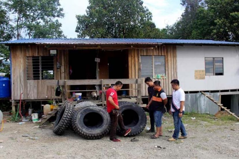 刑警将嫌犯押往买家的货仓缴回贼赃。
