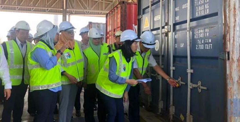 杨美盈与官员们巡视装有洋垃圾的货柜。