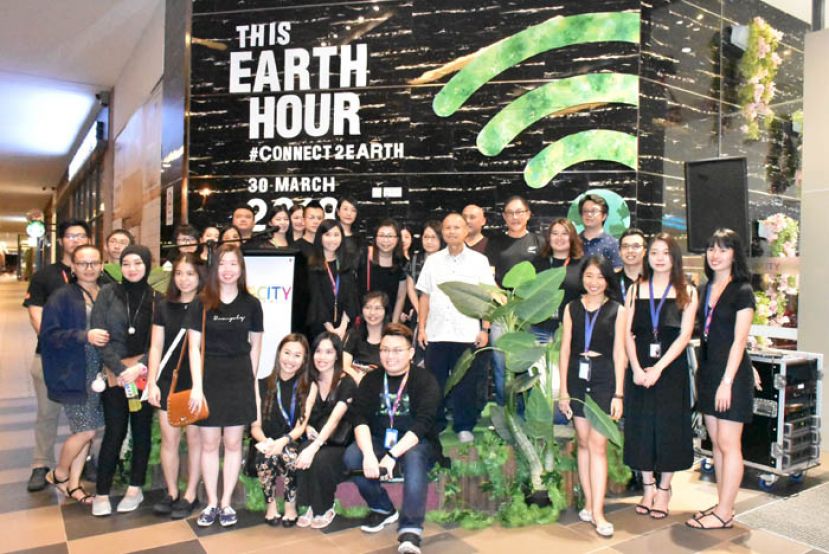 古晋南市市长拿督曾长青在Coramax Mall 有限公司董事沈耀荣及工作团队大合照。