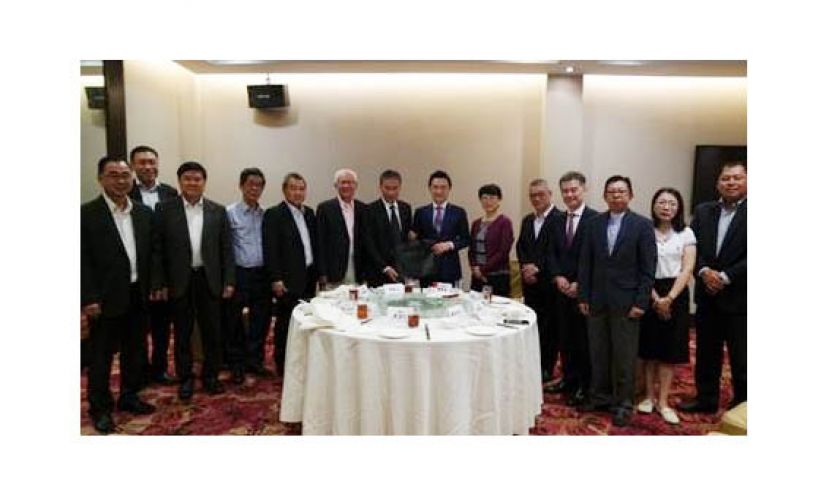 中总总会长丹斯里戴良业（左8）赠送纪念品予陈辰公参（左7）。