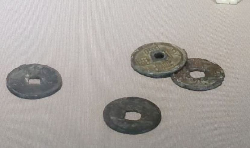 图示：沉船中的中国铜钱──开元通宝和乾元重宝。