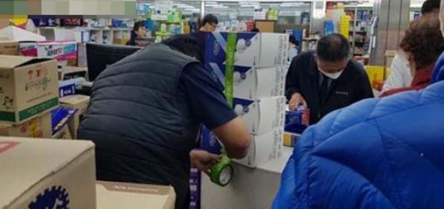 新冠肺炎持续在多国蔓延，各地民众抢购口罩。