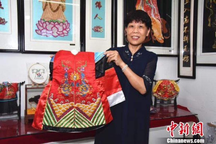 闽南&ldquo;绣娘&rdquo;陈克忍展示用金苍绣技艺制成的木偶戏服。