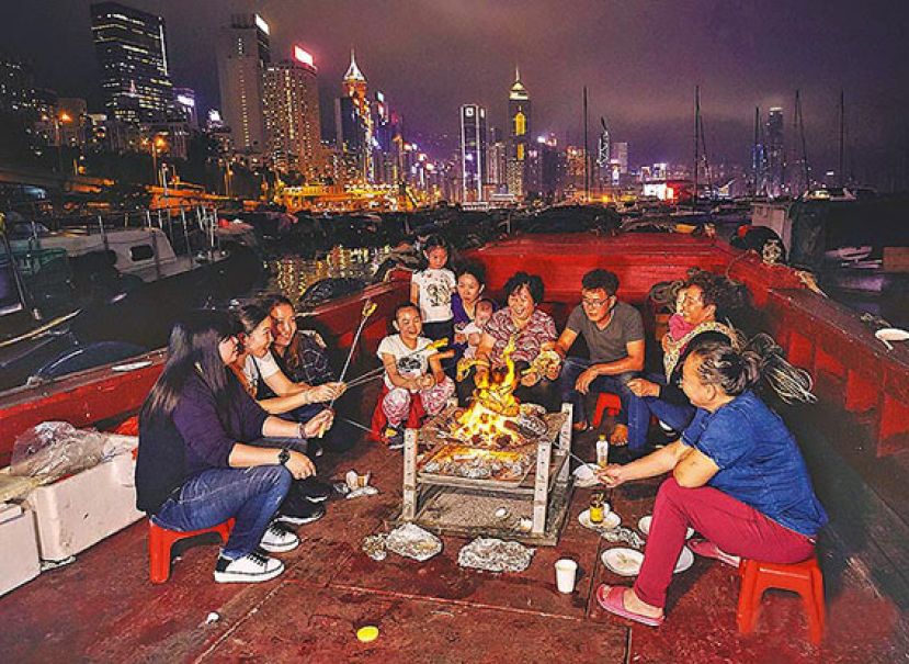 图示：阿凤笑指年初二在船上烧烤，不但能欣赏维多利亚港美景，更能观赏璀璨的节庆烟花。