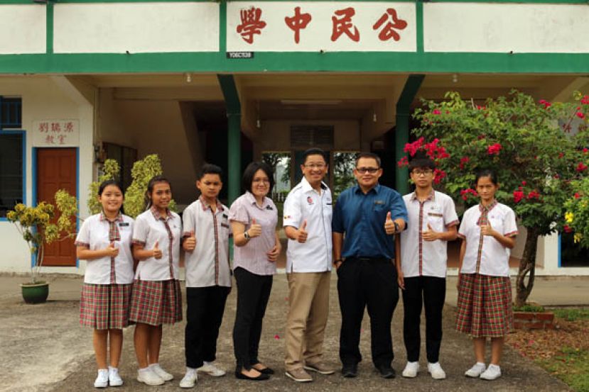 留华砂总总会长黄首詠 （右四）赴公民中学为华文水平大赛的参赛者打气。从左至右；为徐伊玲、洁克琳、阿利伸、林美每老师、陈俊杰及贝秋婷。右三；为林显隆校长。