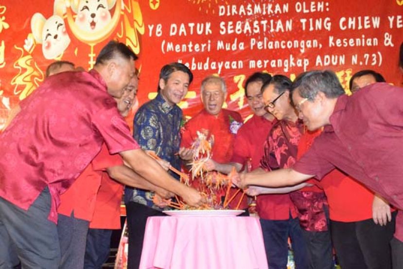 陈超耀、丹尼斯熬等人受邀与各族领袖、县公署官员进行新年捞生仪式。