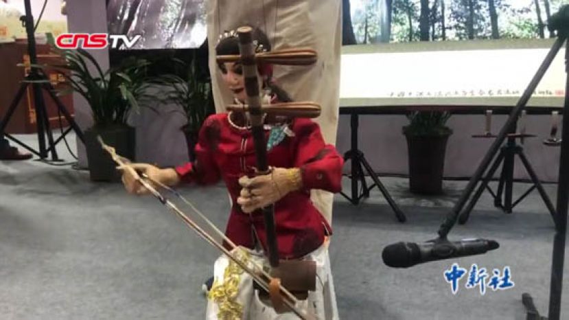 拉二胡 写书法 福建连城提线木偶展十指绝技