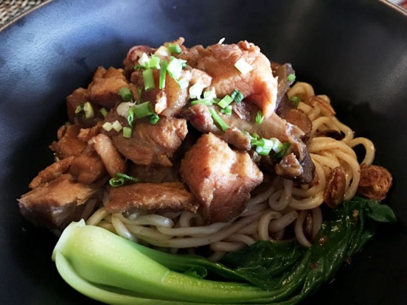 图示：香焖鳄鱼肉麻辣面。