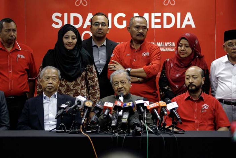 图：首相敦马哈迪主持土著团结党最高理事会后向媒体发表谈话。