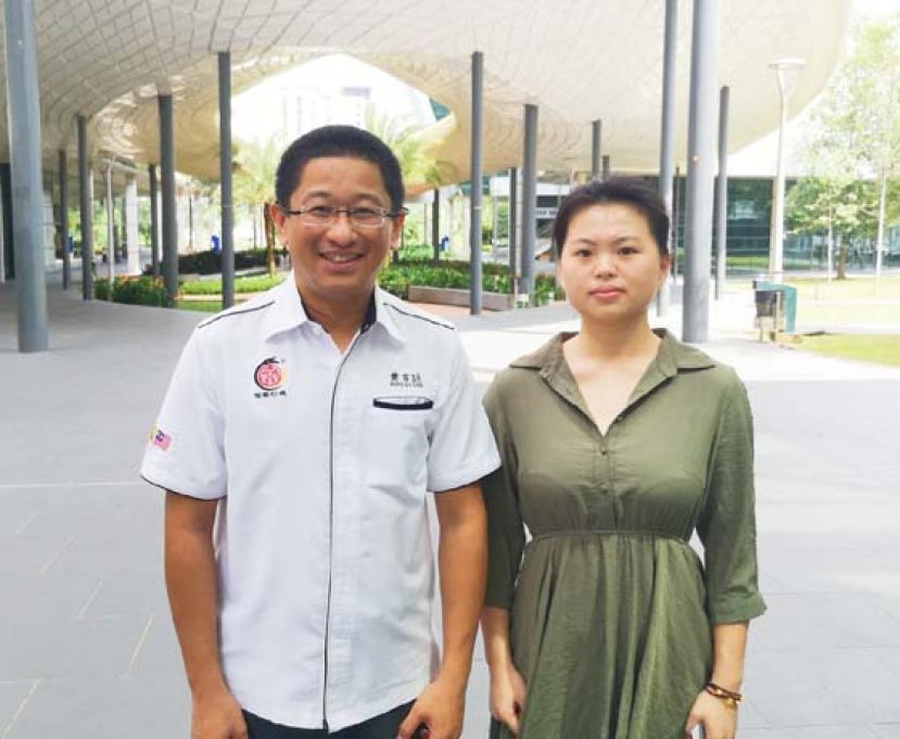 留华砂总临时应急小组负责人黄首詠探望砂科大的中国籍学生刘旭颖关心近况。