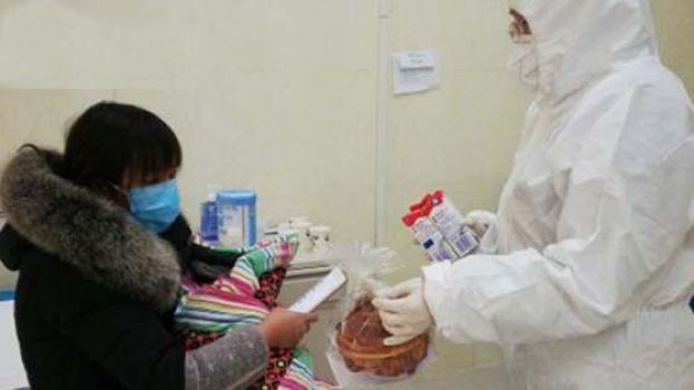 河南省信阳市中心医院一名出生仅5天的新生儿感染新型肺炎，其母则于产后翌日确诊。