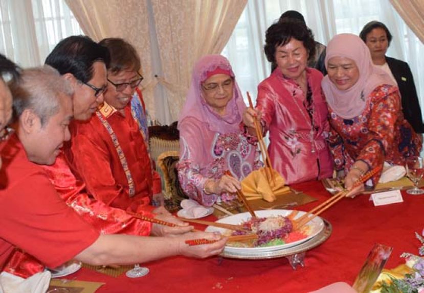 众嘉宾在拿督李景胜的陪同下进行新年捞生。左3及及右3是首长伉俪。