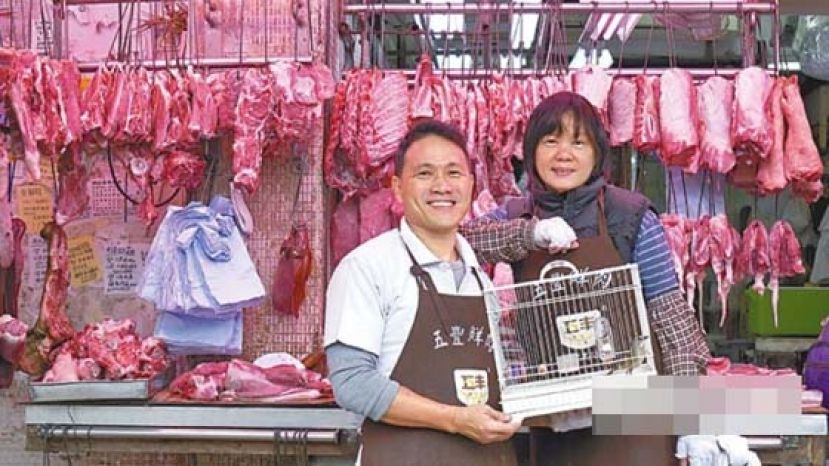 吴光伟和太太分别负责站档，一个站上午，一个站下午。