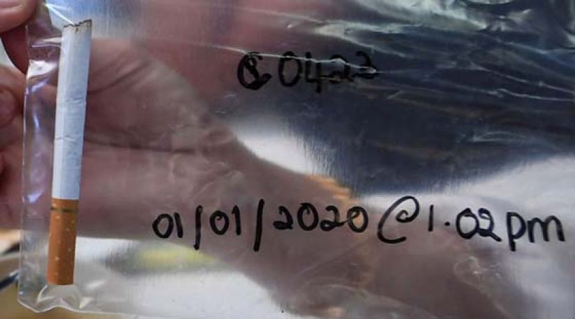 一名烟民在吉隆坡拉惹慕达阿都阿兹的小贩中心内违例抽烟，执法人员&ldquo;打包&rdquo;烟蒂为证，再开出罚单。