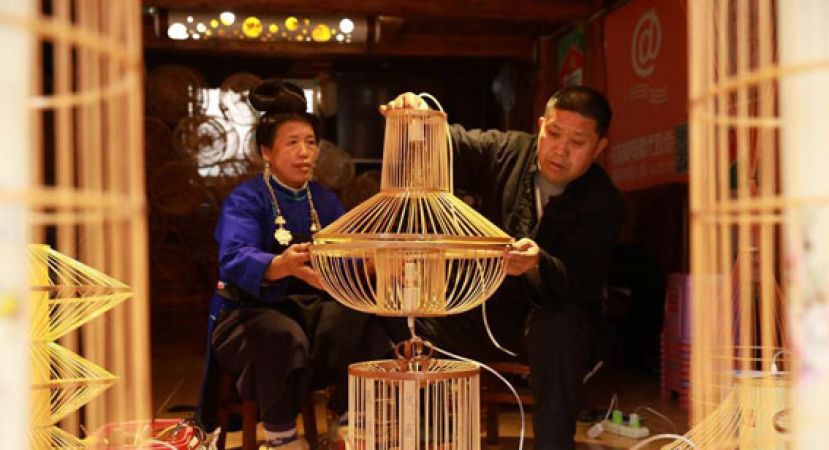 图示：非遗传承人王玉和（右）制作&ldquo;鸟笼&rdquo;工艺灯具。