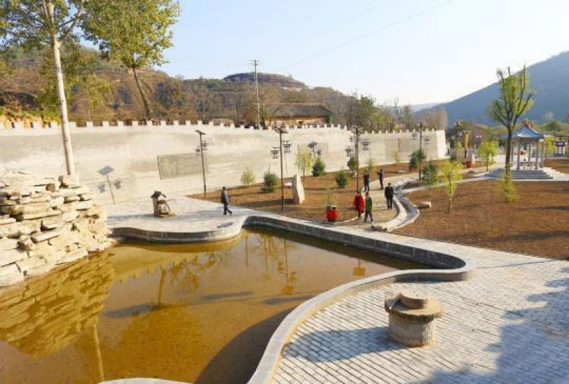 图示：甘肃省庆阳市西峰区董志镇庄头村借助小河湾的文化资源和生态优势，大力开发乡村旅游，过去贫困村变为旅游村。