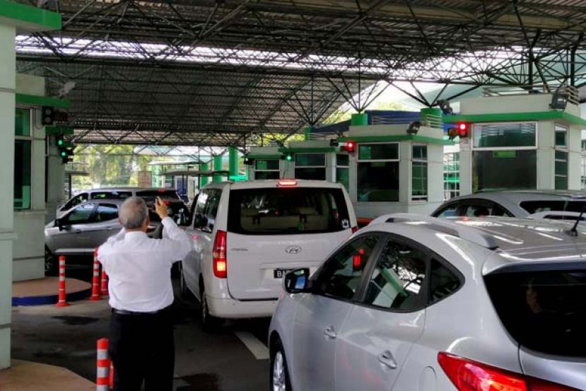 陈超耀律师在双溪都九关卡了解长龙阵原因。