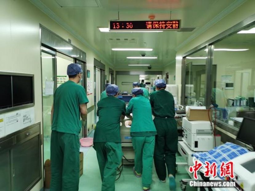 2019年12月16日13:30 ，北京佑安医院内，一位56岁的男性患者被从ICU推入手术室，进行器官捐献手术。