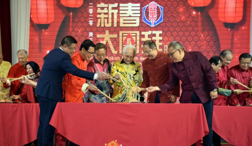 美里省华总&ldquo;2020庚子鼠年新春大团拜&rdquo;上，众嘉宾进行捞生，左起砂华总会长拿督黄良杰、砂交通部长拿督李景胜、首长阿邦佐哈里、州元首敦泰益、美里华总会长吴健平及筹备会主席古志明。