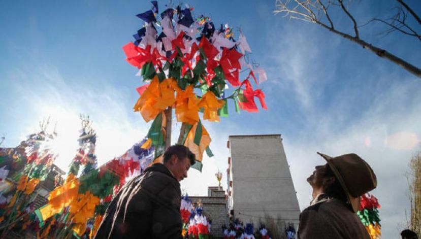 图示：一棵完成缝制的五彩经幡树。