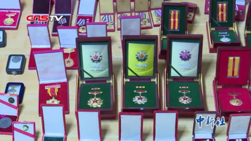 六旬老者收藏勋章逾3000枚 家中堪比博物馆