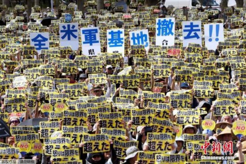 资料图：日本冲绳县集会，要求驻冲绳的美国海军陆战队全部离开。