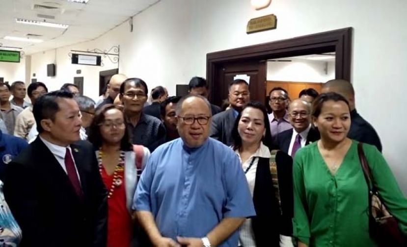 冤家路窄！(左一)位答辩人维浓克迪，而起诉人就在照片的右边。  &nbsp;  &nbsp;