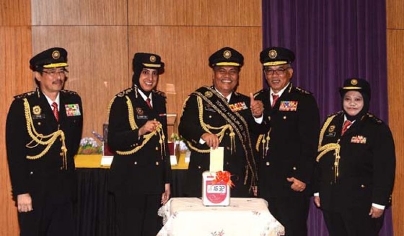 &ldquo;再见，反贪会！&rdquo;在反贪会服务36年的反贪会扎阿法（中）于本月20日荣休，反贪会周五特为他举行欢送会，同时也宣布新任副主席人选拿督祖妮芭（右）。左起为阿占巴基、拉蒂花及三顺。