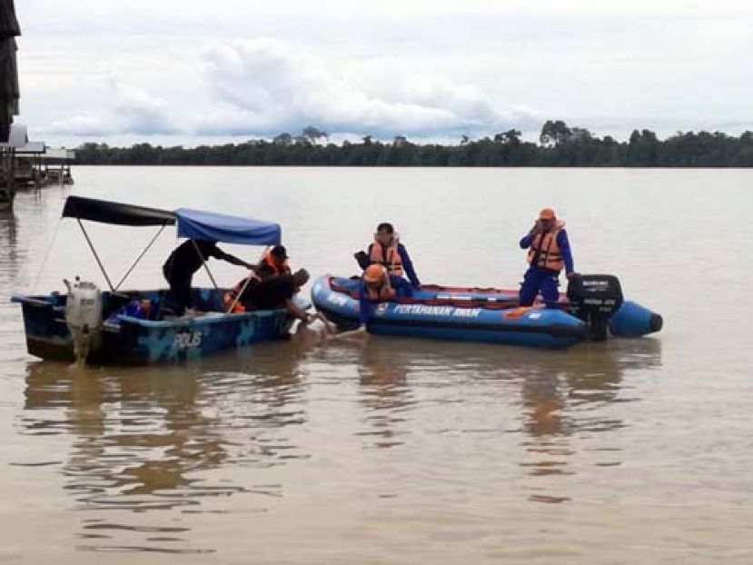 搜索队伍找到其中一名在伊干江失踪的尸体，打捞上船。