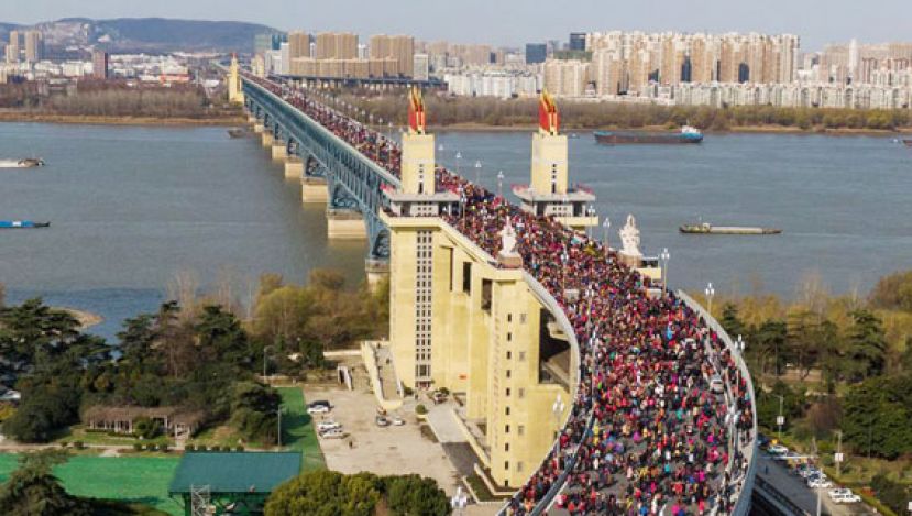 民众涌上南京长江大桥   &ldquo;辞旧迎新&rdquo;堪比逛庙会