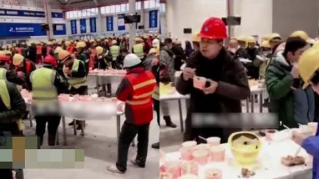 工人在雷神山医院的大食堂用餐。