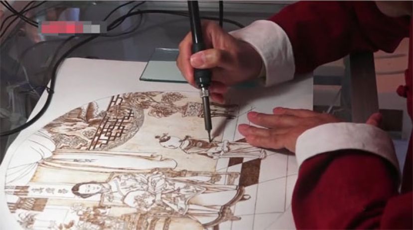 烙画艺人铁火绘丹青 三十余载传承中创新