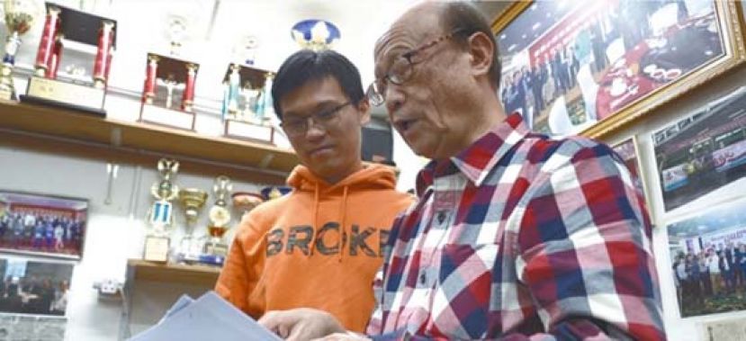 Franki庆幸得到老行尊华叔（右）支持和帮忙打通人脉，帮他解决了不少开线的问题。