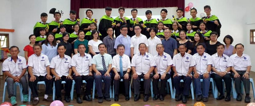 石角民立中学高中毕业生与校董及教师合影留念，左起;石角民中校董黄进洲、校董周庆华、学务高志松、秘书长温武有、校长李健狮、砂地方政府与房屋部长拿督斯里沈桂贤、主席朱聪泽、财政彭志拔、监学蔡高仁、副监学温承志及校董曾昫菖等。