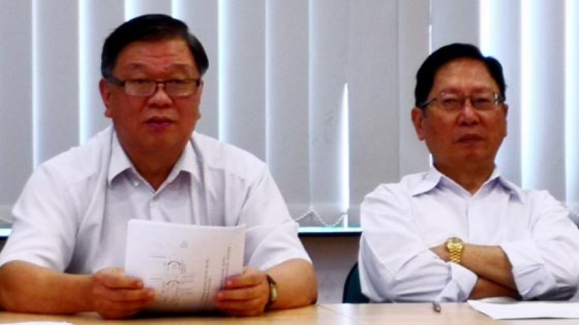 诗巫华文独中董联会《华教文物馆》主任许赞礼（左）及董联会主席天猛公拿督刘利民（右）呼吁华社捐献文物史料，丰富收藏内容。