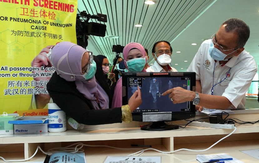 卫生部长祖基菲里（右）在吉隆坡机场巡视体温监测中心的运作。