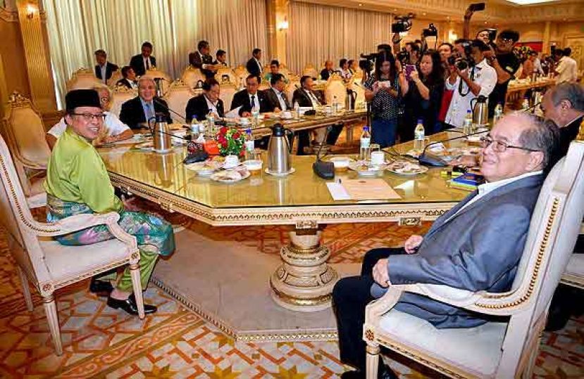 图示：首长阿邦佐哈里主持砂政党联盟州议会前夕会议。