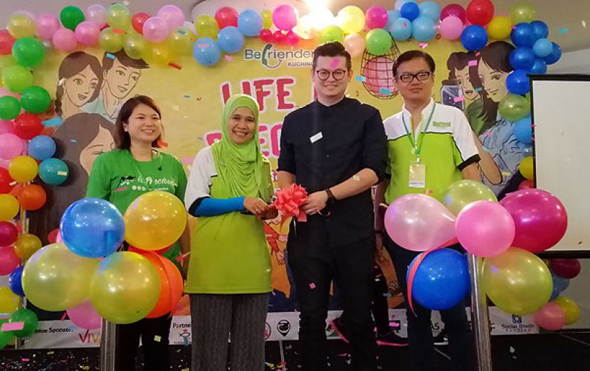 古晋区国会议员俞利文医生（右二）与古晋心灵辅助协会主席罗斯拉瓦迪（左二）正为&ldquo;生命是可贵的&rdquo;精神保健嘉年华主持剪彩仪式。