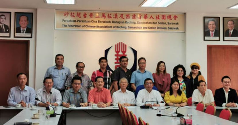 砂拉越华团、独中及华小董事与人联党律师团交流会；前排右起为人联青秘书长符祥威、中中校董会财政沈桂馥、砂首长政治秘书苏莉群、华总会长拿督黄良杰、人联党中央秘书长拿督陈超耀、华总秘书长林亚德、 文教主任沈象文、监察主席张光福与中中校董会秘书关伟华；后排右起为华总妇女组秘书田美丽、华总副文教黄赛莺、华总妇女组主任张慧娇、华总时事组主任陈贻贤、晋汉连省津贴华小董联会副秘书许礼美、 华总副文教林吴鸿任、晋汉连省津贴华小董联会副财政甲必丹彭裕华与中中校董会校董何晋兴。