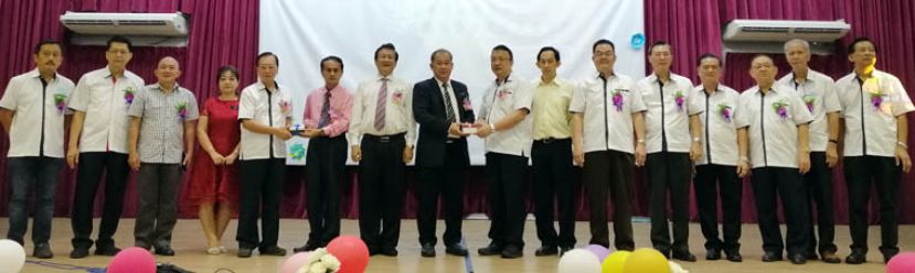 古晋中中小学校董会署理主席蔡文铎律师（右八）及四小校董会副主席黄云华（左五）移交印章予古晋中华小学第一校新任校长李美发（左六）及古晋中华小学第四校新任校长贝荣栋（右九），左起为四小监学吴孟敦、四小视察沈楚鹏、五小副主席田招炎、筹委会主席陈亚素主任；右起为查账梁柏就、副秘书长林光钟、副秘书长林瑞钊、查账李河龙、二小副主席张光福、秘书长田松茂、四小训导主任刘元拱及校董会主席王长福（左七）。