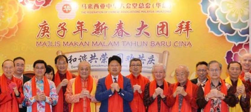 丹斯里吴添泉（左3）在华总庚子年新春大团拜上，与贵宾拱手拜年。左4为中国驻马大使白天等。