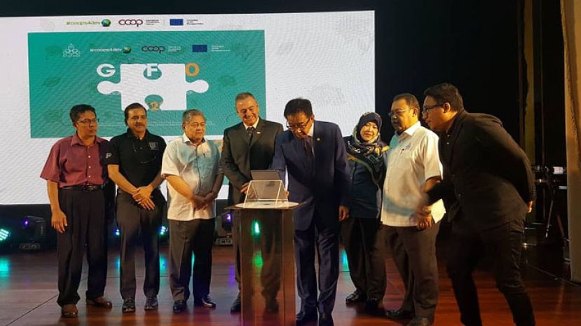 砂青年及体育部长拿督阿都卡林（右4）主持马来西亚合作社组织全球青年合作创业论坛开幕礼。