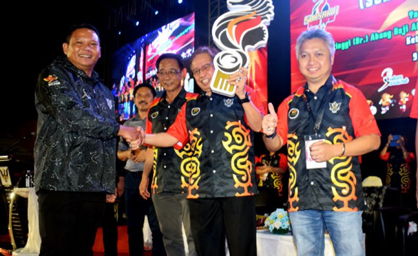 前短跑名将华盛代表运动员将吉祥物移交给首长阿邦佐，准备主持开幕礼。右3;是拿督阿都卡林。