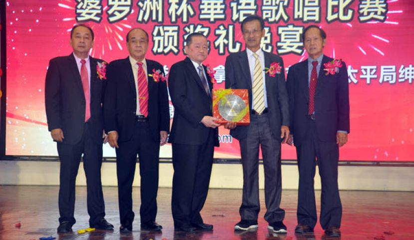 余清智（右二）颁发纪念品予拿督斯里刘为强太平局绅（中）时摄。右一为谢智华，左起则是林唐锦与朱祥希。