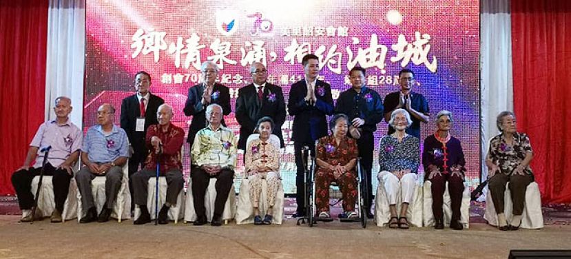 美里诏安会馆创会70周年晚宴后，后排左二起名誉顾问拿督沈福源、市长俞小珊、上议员林思健、埔奕州议员陈长锋等人，与最年长寿星们在台上合摄。