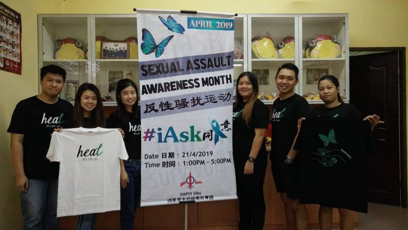 右三为诗巫社青团团长叶玲，左三为副团长黄顺珊。